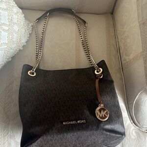 Micahel Kors, EC like Brand New, Chocolate Brown Signature Logo  print handbag